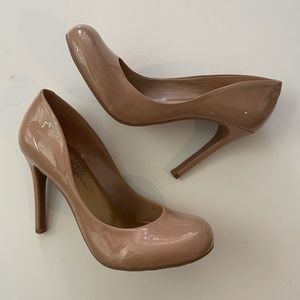 Jessica Simpson "Calie" Nude Patent Leather round toe heels